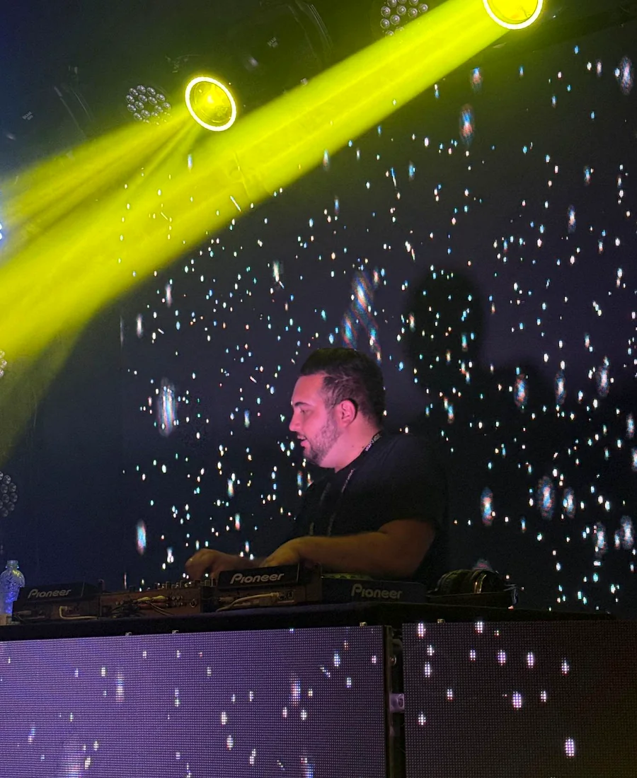 DJ Vitor Capoia em palco iluminado