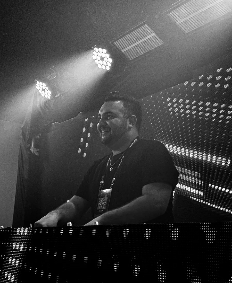 DJ Vitor Capoia em fotografia preto e branco