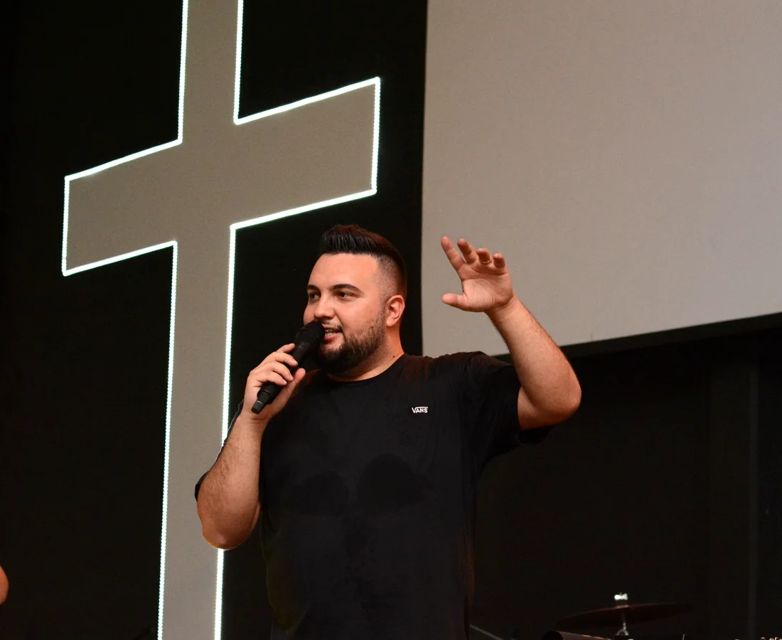 DJ Vitor Capoia falando ao público