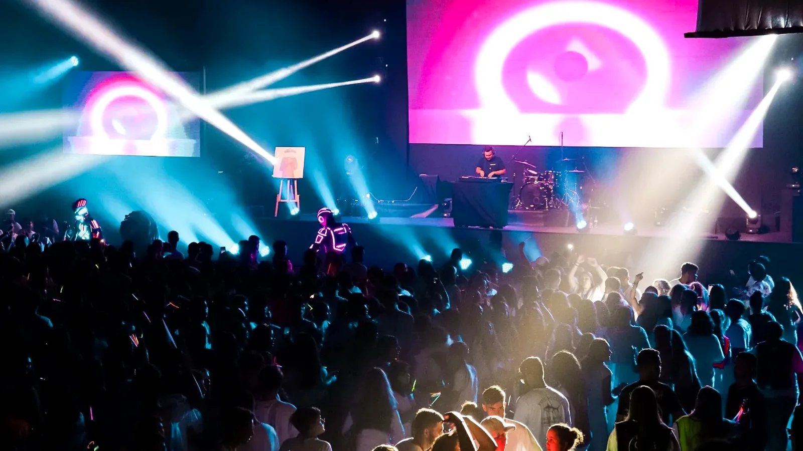 DJ Vitor Capoia em apresentação diante do público