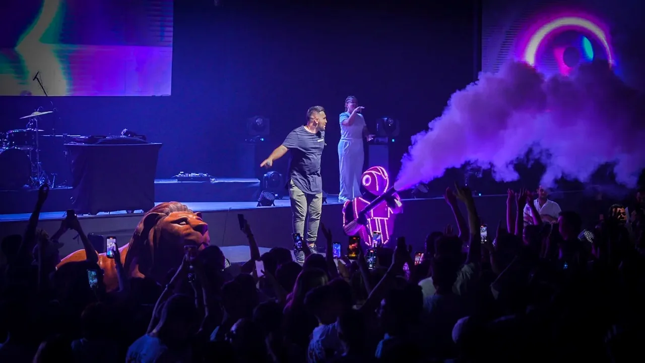 Apresentação ao vivo de DJ Vitor Capoia